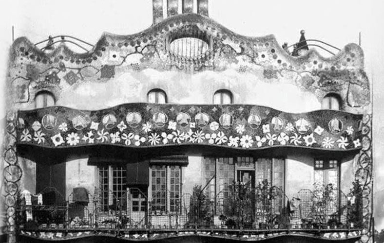 Historical photo of Casa Batlló's original façade restoration